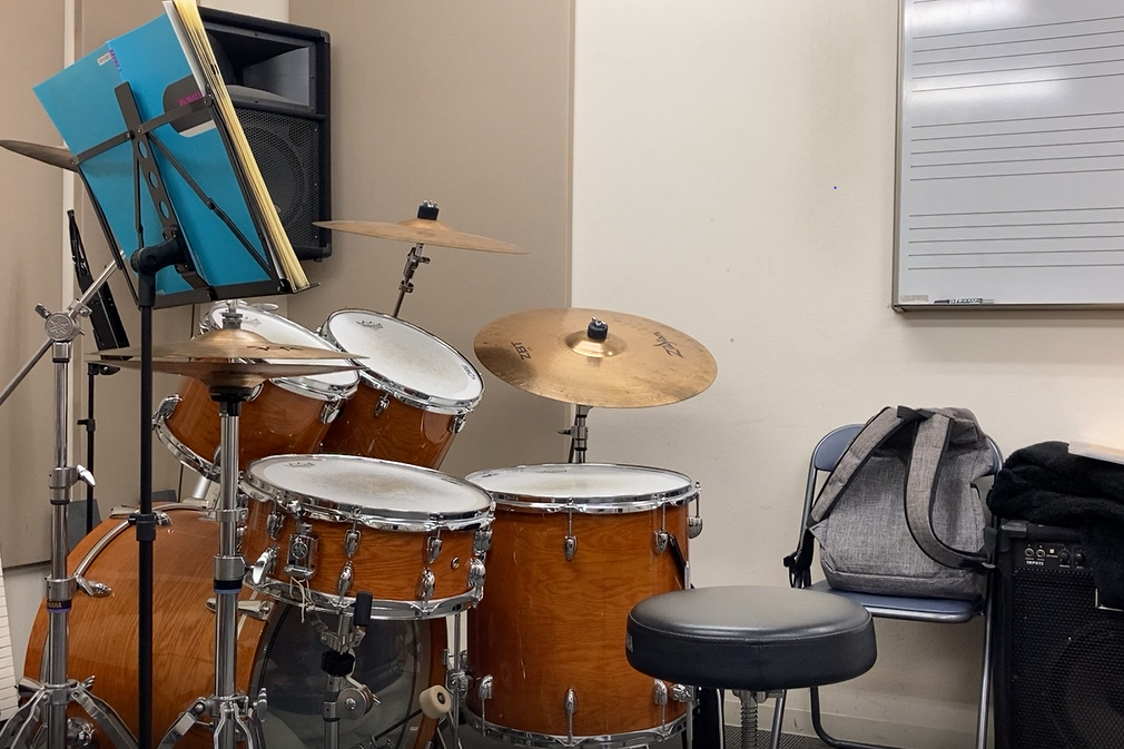 スタジオのドラムの写真