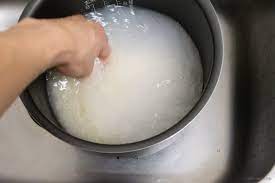 コメを研ぐ写真