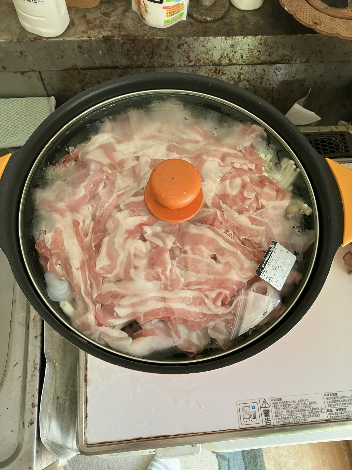 鍋を煮込んでいるところ