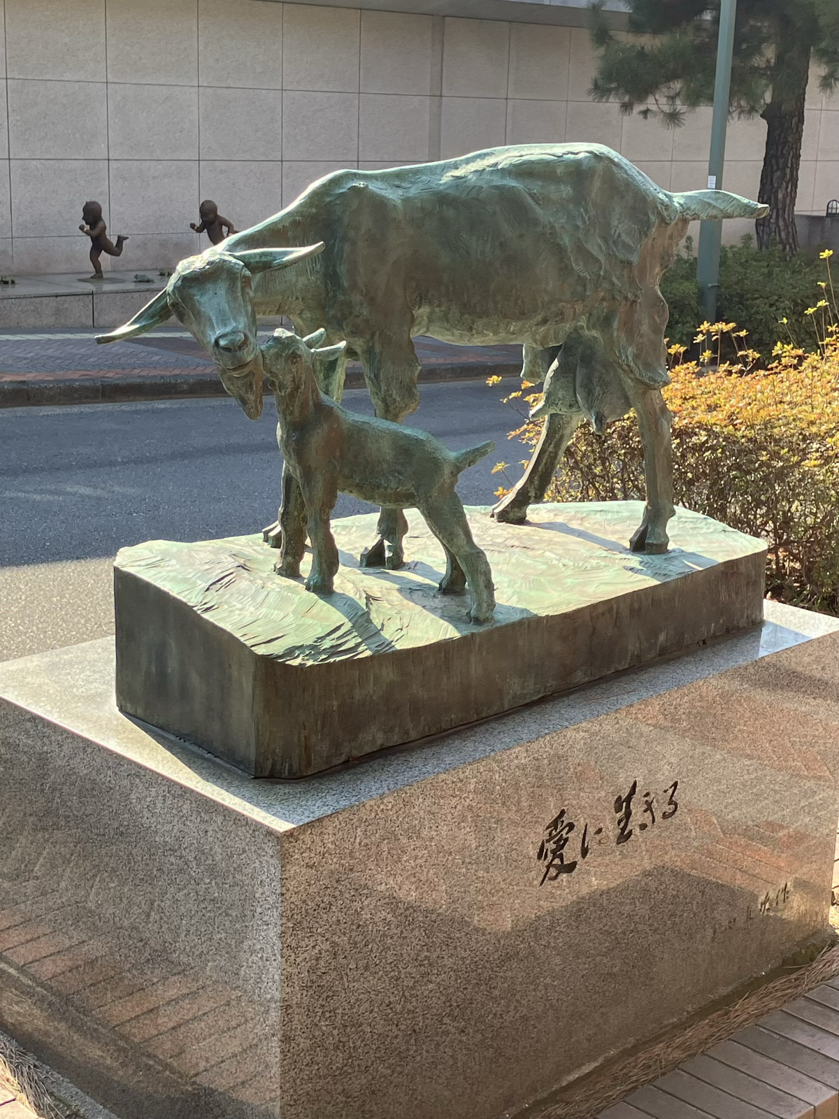 ヤギ親子の銅像
