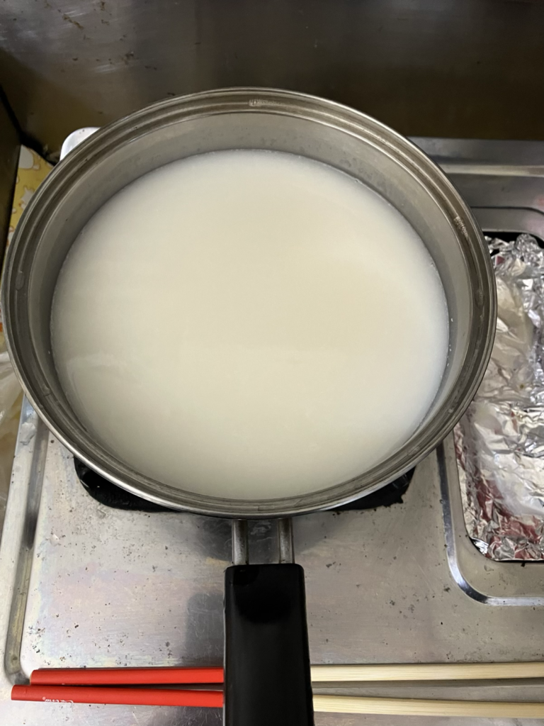 甘酒を作っている写真